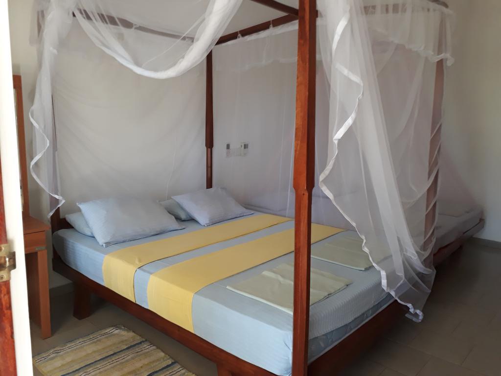 Traveller'S Home Hotel Тисамахарама Екстериор снимка